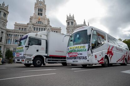 Vista de la marcha lenta a su paso por el Ayuntamiento, tras salir de Méndez Álvaro para discurrir por el eje Recoletos-Castellana y terminar en Cibeles-Calle de Alcalá.