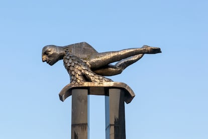'El Sireno', una escultura de de Francisco Leiro en la Praza Porto do Sol, en Vigo.