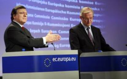 El presidente de la Comisión Europea, Jose Manuel Durao Barroso (i), y el comisario europeo de Asuntos Económicos y Monetarios, Olli Rehn, durante una rueda de prensa celebrada en Bruselas (Bélgica). EFE/Archivo