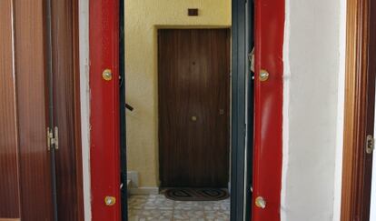 Puerta para evitar la ocupaci&oacute;n de viviendas del IVIMA.