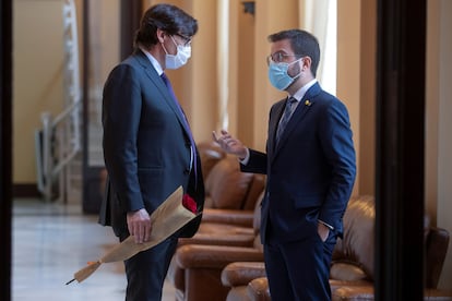 El president en funciones, Pere Aragonès, conversa con el socialista Salvador Illa antes del acto protocolario de la Diada de Sant Jordi el jueves en el Parlament. / MARTA PÉREZ