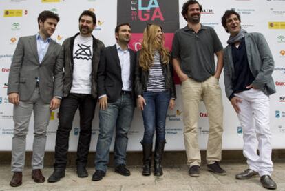 El equipo de la película <i>Amigos,</i> (de izqda. a dcha.) los actores Diego Martin, Alberto Lozano y Manuela Velasco, flanqueada por los directores, Borja Manso, a la derecha, y Marcos Cabotá, y el actor Ernesto Alterio, durante la presentación de la película.