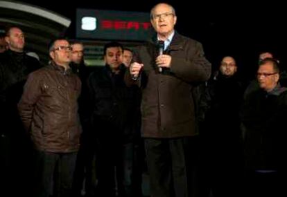 El socialista José Montilla realiza un mítin en la fábrica de Seat en la Zona Franca.