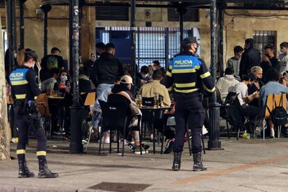 Dos agentes de Policía Local de Salamanca controlan la noche del viernes.