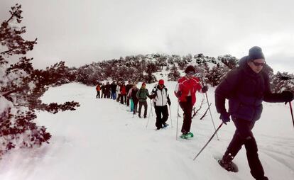 Ruta al aire libre por la Sierra de Guadarrama con raquetas de nieve.