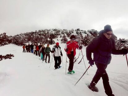 Ruta al aire libre por la Sierra de Guadarrama con raquetas de nieve.