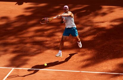 Nadal, durante un entrenamiento en la Pista 5 de Roland Garros.