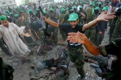 Militantes de Hamás rodean e intentan despejar el lugar donde yacen los cadáveres que causó la explosión en el campo de Jabalia.