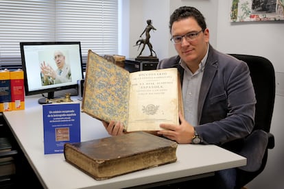 David Prieto, en su despacho de la Universidad de Murcia, sostiene la reimpresión del 'Diccionario' hasta ahora desconocida. Sobre la mesa, un ejemplar de la versión primigenia y otro del libro que acaba de publicar. En su ordenador, una foto del lexicógrafo Manuel Seco.