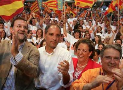 Mariano Rajoy, Francisco Camps, Rita Barberá y Alfonso Rus, ayer, en la plaza de toros de Xàtiva.