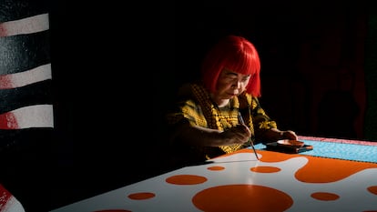 La artista japonesa Yayoi Kusama, en su estudio del barrio de Shinjuku, en Tokio.