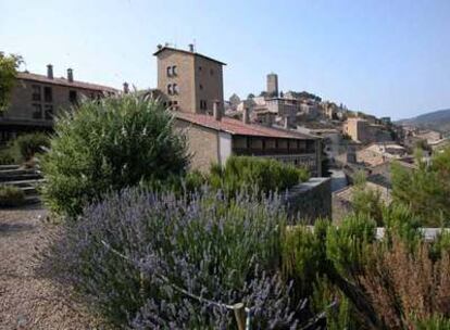 El parador de Sos del Rey Católico ofrece vistas al paisaje de la comarca de Las Cinco Villas.