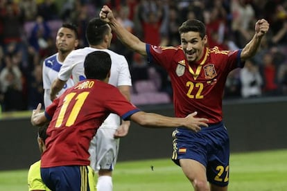 Jesús Navas celebra el gol con Pedro.