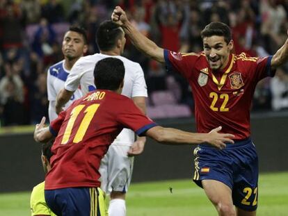 Jesús Navas celebra el gol con Pedro. 