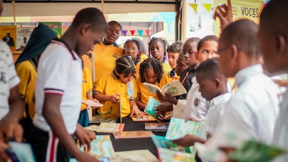 Varios niños y niñas leen unos libros durante La Fiesta de la Lectura y la Escritura del Chocó ‘Flecho’, en Istmina (Chocó), el 13 de marzo de 2024.