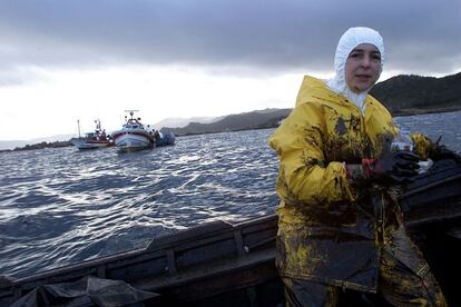 Olga Aufiero, percebeira de Santa Mariña a en la zona de Pelouro, Costa da Morte en 2002.