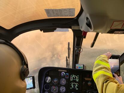 Imágenes desde el helicóptero de mando del Infoca que trabaja en el incendio forestal en Sierra Bermeja, del pasado domingo.