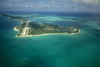 An aerial view of Carlos Lehder's island in the Bahamas, Norman's Cay, with a private landing strip, in 1988. From here, drugs arriving from Colombia were sent in small planes to Florida.