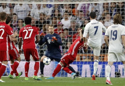 Cristiano Ronaldo (segundo por la derecha) marca el segundo gol del equipo.