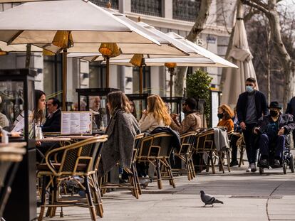 Varios clientes, en una terraza en la Puerta de Alcalá, en Madrid.