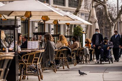 Varios clientes, en una terraza en la Puerta de Alcalá, en Madrid.