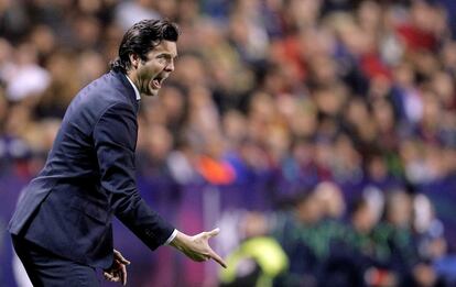 El técnico argentino del Real Madrid, Santiago Solari, durante el encuentro.