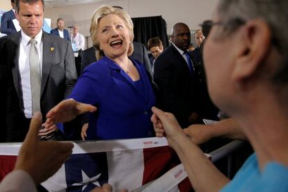 La candidata presidencial Hillary Clinton saluda a los participantes en un acto de campaña en Las Vegas, Nevada, el 2 de noviembre.