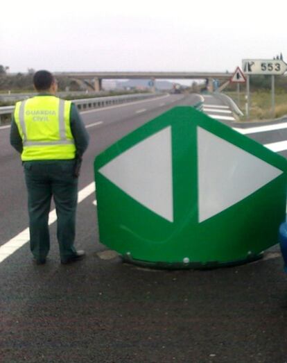 Uno de los hitos de vértice que los dos detenidos colocaron en una autovía.