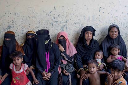 Un grupo de mujeres y niños rohinyás espera ser atendido en un consultorio de Acción Contra el Hambre en el campo de refugiados de Leda.