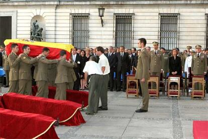 Varios militares portan a hombros el fretro de uno de sus 17 compa?eros fallecidos.