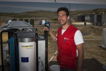 Jorge Roldán es bombero en Las Rozas y experto en WASH (agua, saneamiento e higiene, por sus siglas en inglés). Así explica el proceso de instalación del hospital: "Es como montar una ciudad, con sistema eléctrico y de gestión de residuos, desagües, 20 letrinas, duchas, tiendas de campaña, el quirófano… ¡Hay pueblos más pequeños!". En la imnagen posa con el sistema de filtrado de agua del complejo sanitario.