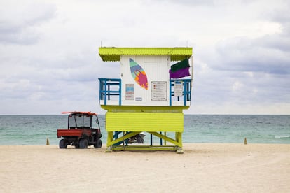 Detalle surfero para una de las casetas de los socorristas de la playa de South Beach, en Miami.