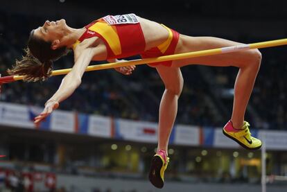 Ruth Beitia durante un salto en el Campeonato Europeo de Atletismo en Pista Cubierta de Belgrado de 2017, donde ganó la medalla de plata.