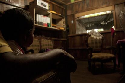 Sacha se encuentra protegida entre los brazos de su padre, Holmer Machoa. Esta niña kichwa viene de la comunidad de Llanchama, ubicada dentro del Parque Nacional Yasuní, a orillas del río Tiputini. Su padre, Holmer, cuenta que las futuras generaciones son la razón por la que él y parte de su comunidad optó por una alternativa a la extracción petrolera. 