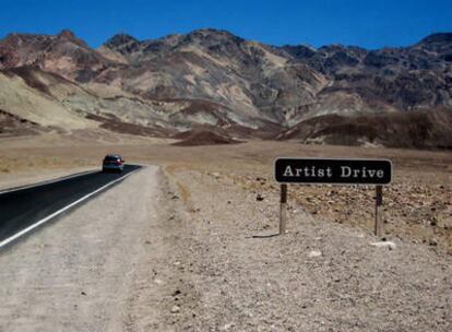 Acceso a la serpenteante Artist Drive en el Valle de la Muerte, California