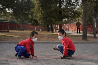 Unos niños juegan en un parque de Pekín. REUTERS/Stringer