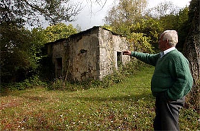 Daniel Besteiro enseña la casa de Soutomerille donde vivió su hermana hace más de 30 años.