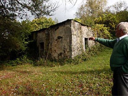 Daniel Besteiro enseña la casa de Soutomerille donde vivió su hermana hace más de 30 años.