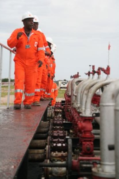 Trabajadores de Sonangol, la petrolera estatal angole&ntilde;a, en una instalaci&oacute;n de la empresa.