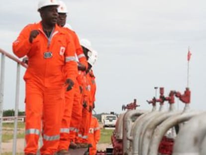 Trabajadores de Sonangol, la petrolera estatal angole&ntilde;a, en una instalaci&oacute;n de la empresa.