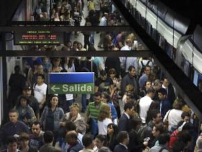 Numerosas personas intentan acceder al interior del metro en la estación de Gregorio Marañón, en una jornada de paros. EFE/Archivo