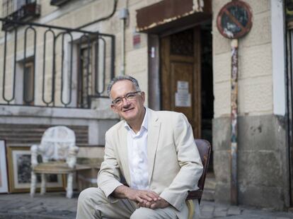 El exdecano de Arquitectura de la Universidad Central de Venezuela, Guillermo Barrios, en la puerta de un anticuario en la calle Clara del Rey de Madrid.