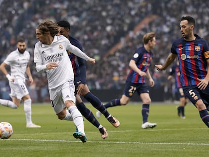 Luka Modric y Sergio Busquets, en la final de la Supercopa de España en Arabia Saudí.