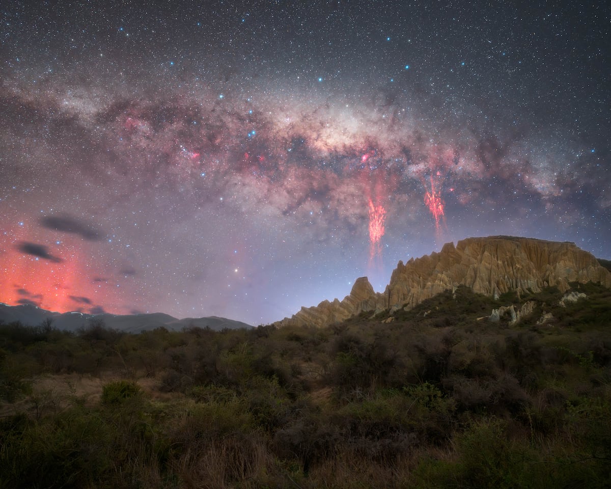 Una foto irrepetible: cómo capturamos los ‘espectros rojos’ y la Vía Láctea sobre Nueva Zelanda