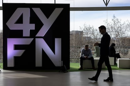 Asistentes en el Mobile World Congress pasan por el salón de emprendimiento 4YFN, este martes.