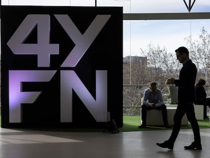 Asistentes en el Mobile World Congress pasan por el salón de emprendimiento 4YFN, este martes.