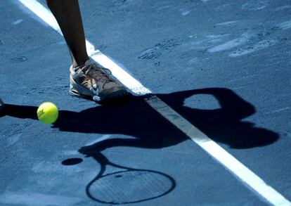Sombra de la raqueta de Agnieszka Radwanska en el Masters de Madrid.