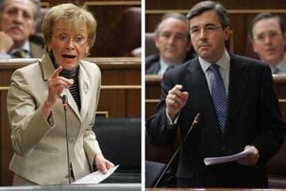 María Teresa Fernández de la Vega y Ángel Acebes, en el Congreso, durante la sesión de control.