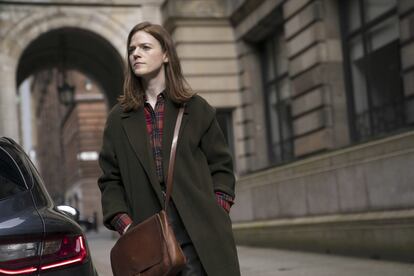 Rose Leslie en el tercer capítulo de 'Vigil', mientras lleva a cabo una investigación paralela en tierra que pondrá en peligro su integridad.