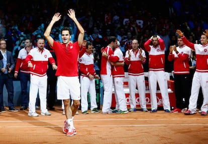 Federer celebra ante sus compañeros de equipo la primera Copa Davis para Suiza.